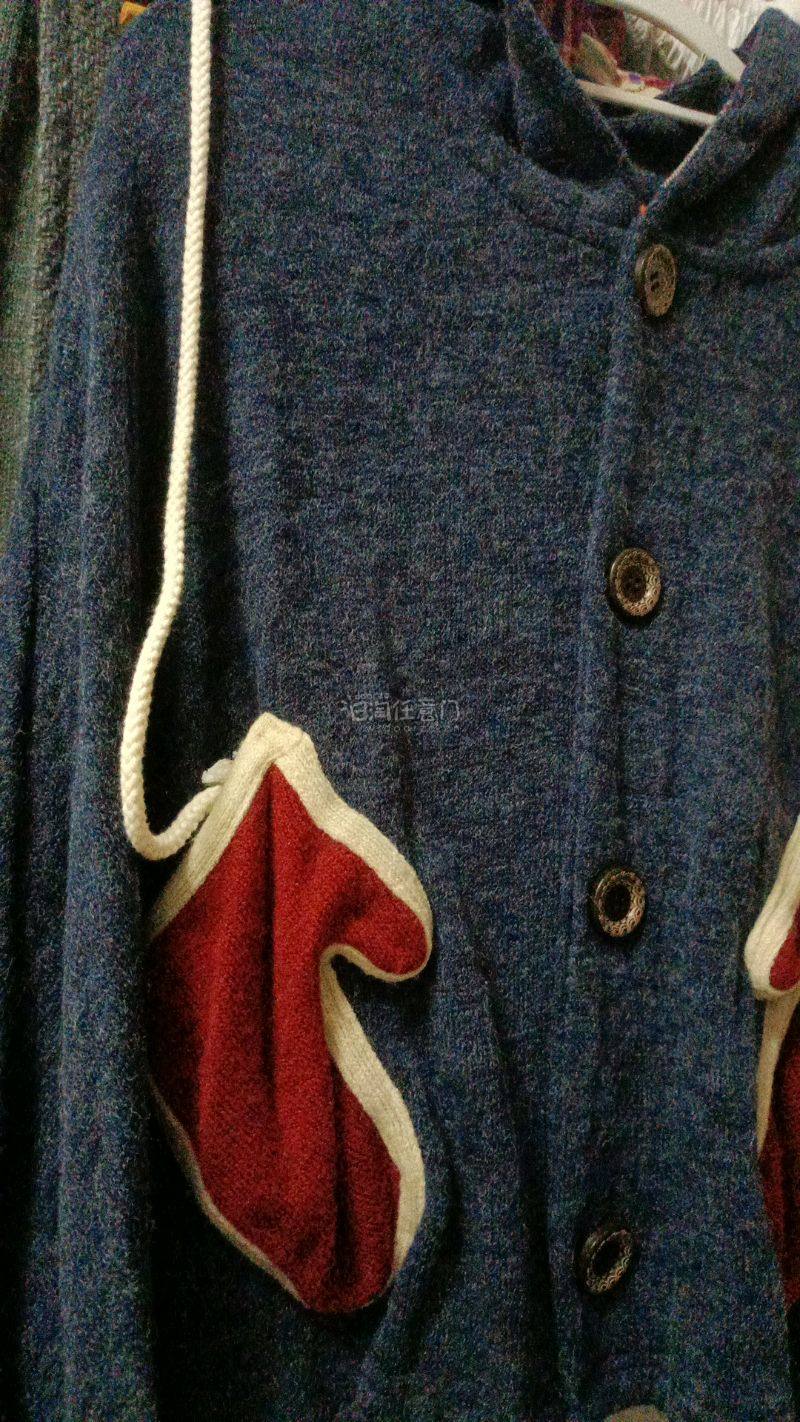 这次在挖煤姬买了很多衣服，其中最喜欢的是这个手套斗篷外套，颜色撞色很美丽，红色手套很可爱，上面还有绳子，穿上显瘦好看，我很喜欢，这次购物满意，物流也很快，好评好评！！！！