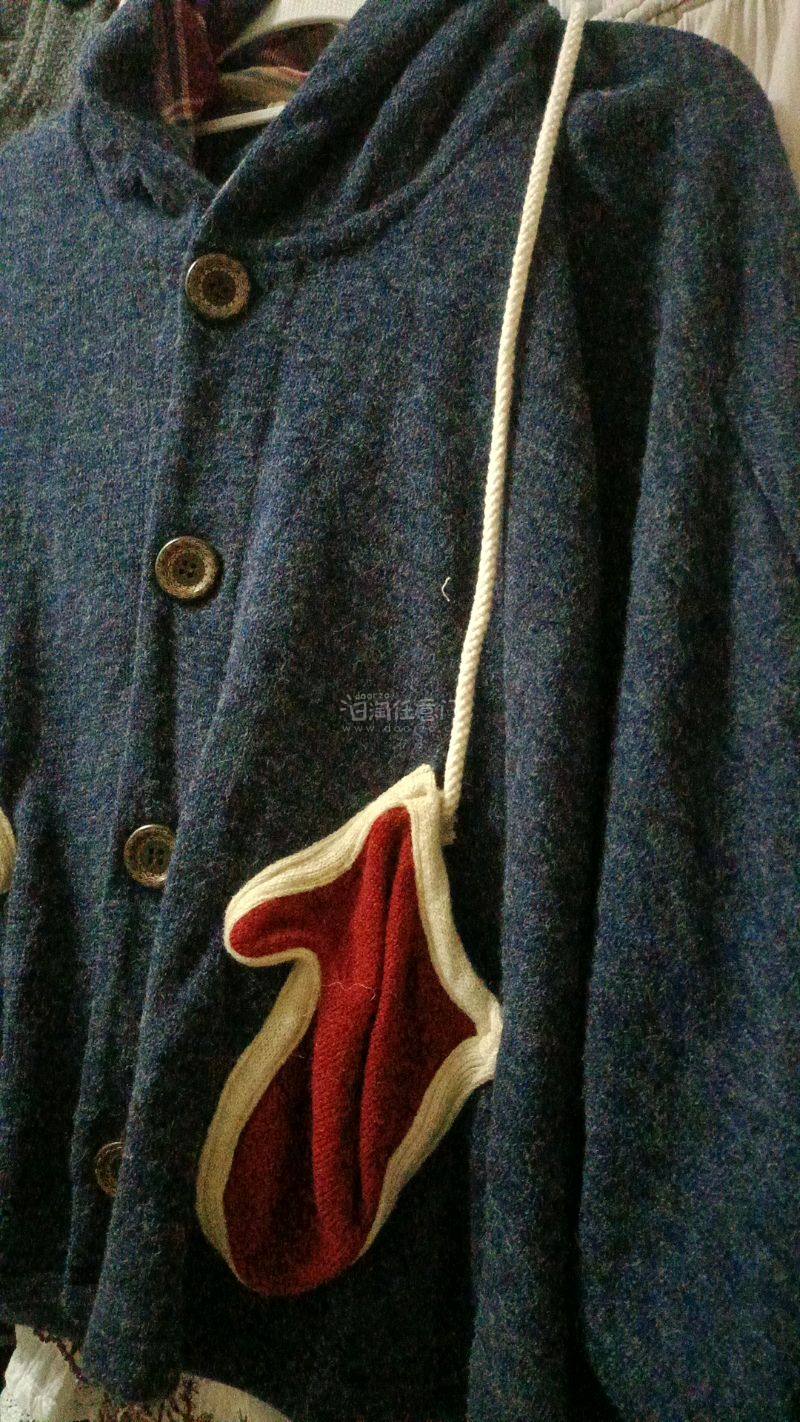 这次在挖煤姬买了很多衣服，其中最喜欢的是这个手套斗篷外套，颜色撞色很美丽，红色手套很可爱，上面还有绳子，穿上显瘦好看，我很喜欢，这次购物满意，物流也很快，好评好评！！！！