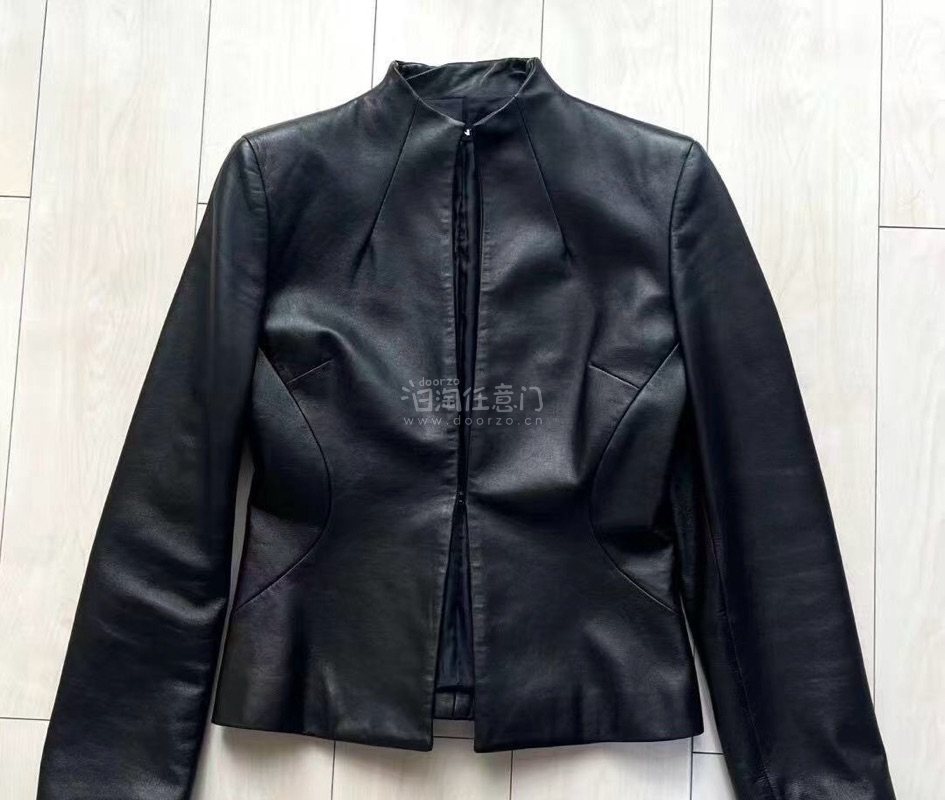 太惊艳了！阿玛尼这件真丝外套质感丝滑垂坠，上身优雅满分。虽是海淘，但做工和版型完全值得等待，每一步都透着高级感，绝对超值！