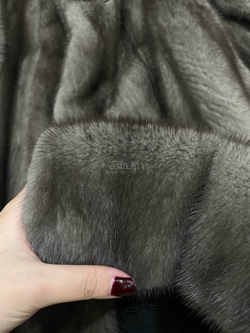 太惊艳了！阿玛尼这件真丝外套质感丝滑垂坠，上身优雅满分。虽是海淘，但做工和版型完全值得等待，每一步都透着高级感，绝对超值！