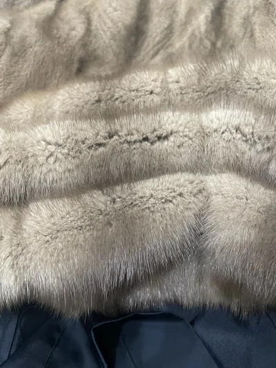 拿铁灰色皮草太高级了！貂毛细密柔软，光泽温润。海淘周期虽长，但收到实物那一刻觉得一切等待都值得，质感远超预期，满分推荐！