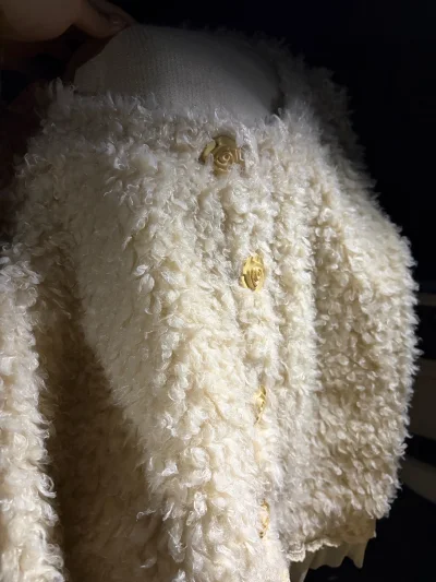 挖到宝的奶白色卷毛外套！软乎乎的质感超亲肤，金色山茶花纽扣超精致，搭裙子裤子都好看，氛围感直接拉满✨