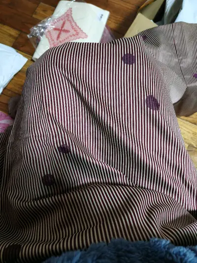 一直很喜欢道行服的搭配，既可以日常也可以严肃，但是之前见到的很多都比较素，没有比较年轻的款式，这次终于让我蹲到了，虽然花纹近看有点晃眼，有一小块污渍，但是不影响他的美貌！