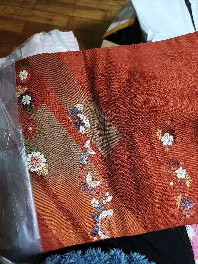 很喜欢名古屋带！因为其尺寸分量会较轻，着付上身看上去没有那么臃肿，所以此款式已经成为了我的购物首选！而且上身也很方便~