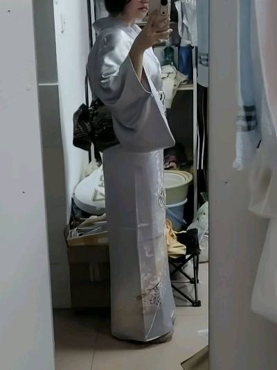 这件正绢和服质感真的无敌了，是我目前为止竞拍拿下材质最好的一件！而且整体并没有明显污渍，上身效果美哭了qwq