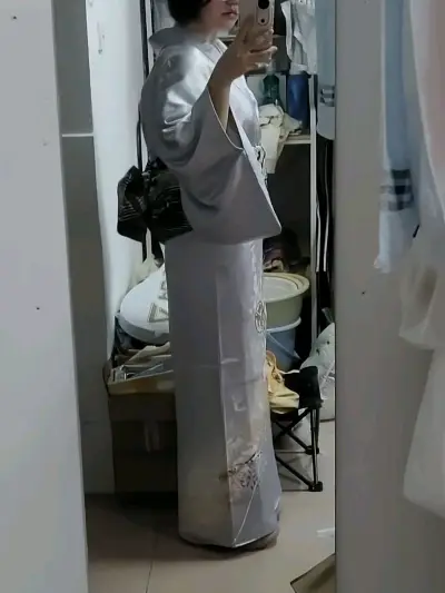 这件正绢和服质感真的无敌了，是我目前为止竞拍拿下材质最好的一件！而且整体并没有明显污渍，上身效果美哭了qwq