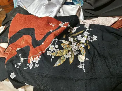 这件红黑色的访问着真是一眼爱上，第一感觉就是可以cos四月一！而且布料确实是正绢，暗纹也是非常的精致！