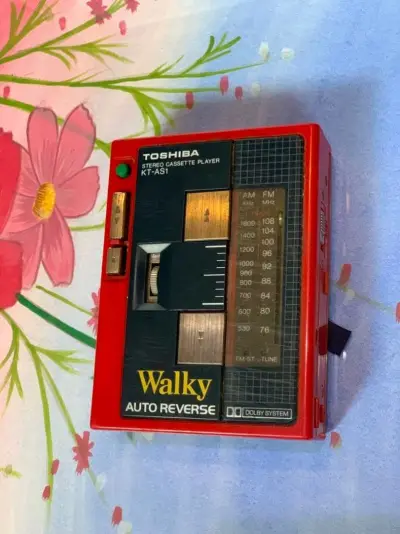 东芝80年代造型独特的磁带随身听，方方正正的设计非常具有年代感，装上磁带，带上耳机，回味一下8090年代的音乐。