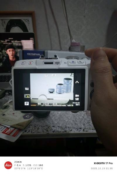 终于收到了奥林巴斯epl6双镜头套机，快门次数很少，而且整体也很新，都是齐全 挖煤姬包装真的还不错，会拿气泡膜加固