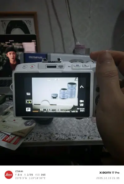 终于收到了奥林巴斯epl6双镜头套机，快门次数很少，而且整体也很新，都是齐全 挖煤姬包装真的还不错，会拿气泡膜加固