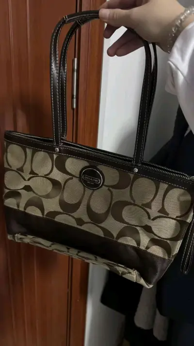 又来写小作文夸夸挖煤姬了！ 这次买的是一套中 古包包, 程依然丝滑得让人感动。
1 买买过（心路历程） 在煤炉上看到这几个中古包包, 卖家图拍得有点 暗,心里直打鼓。但凭借前两次的经验,还还是果 断下手了！挖煤姬的&amp;#34;代切&amp;#34;功能实在太方...