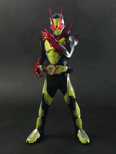 淘到一组sd假面骑士，卖家称是自己30年前涂装完成的，看脚底露出的白模也确实非成品那一盒sd商品，这难道就是现实中的东岛丹三郎？
另一并分享一番赏02