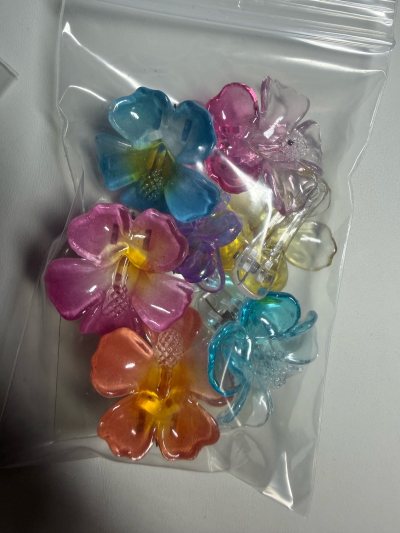 之前一直在挖煤姬买玩具，这次尝试了小饰品，一如既往的满意，超级好看，另外买的小挂件也很可爱，物流满分。