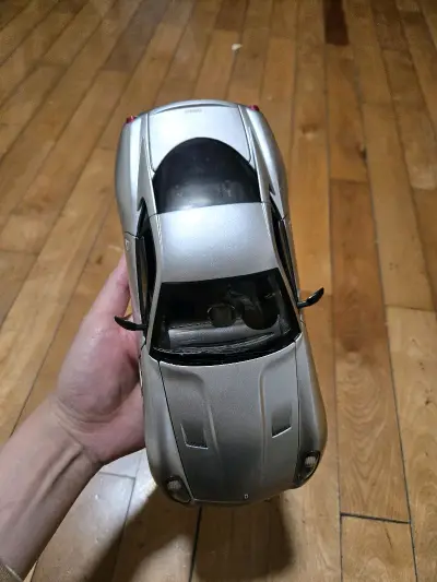 这款法拉利车模质感绝了！金属漆面超细腻，车身线条还原得超逼真，细节做工也很到位，拿在手里沉甸甸的，收藏把玩都超合适，太爱了！