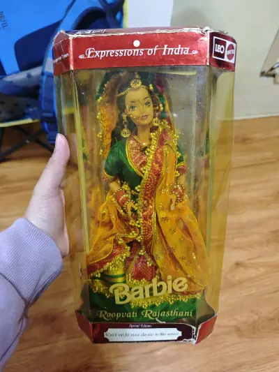 这次代购的印度传统服饰芭比娃娃真的超出预期，拿到手的瞬间就被惊艳到了！从下单到收货，代购小哥全程耐心沟通，不仅及时同步物流进度，还特意帮忙确认了商品的细节和品相，国际运输包装得严严实实，娃娃的礼盒和配饰一点损坏都没有，服务真的太贴心了。
这款娃娃是印度本土工艺制作的...