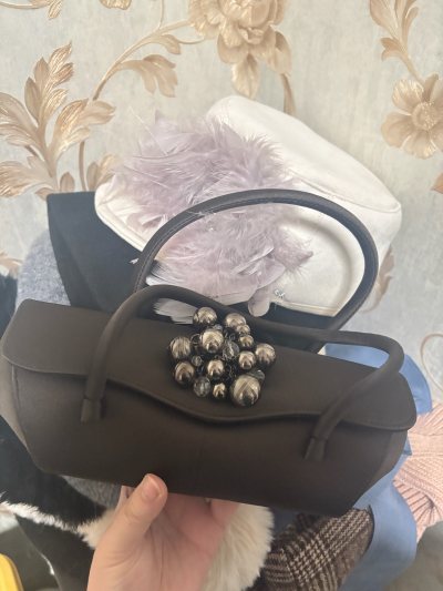 实物比图片美十倍！缎面细腻不勾丝，装饰的珠钻超闪，包型小巧能装下口红手机，约会晚宴背都超合适！ 购物体验超棒，发货快包装好！包包的缎面质感超赞，金属装饰很有质感，手提超有女人味，太喜欢了！