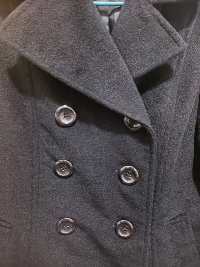 在挖煤姬平台淘到的这件日牌大衣真的太让我惊喜了！首先物流速度比预想的快很多，包装也很仔细，完全没有破损。大衣的质感远超预期，厚实的面料摸起来非常柔软，版型挺括，上身特别显瘦。并且细节处理得很到位，完全没有线头。扣子也很有分量，光泽感很好。最近穿着它出门，朋友都夸好看...