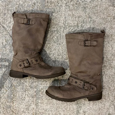 这箱淘到了好几双超美的靴子～成色都很好，非常喜欢，日本卖家打包的也很好，没有什么差错，合箱后也填充了足够的泡泡纸，最近海运的速度变慢了好多，合单和发货的速度也回到了以前，希望加快速度，感谢