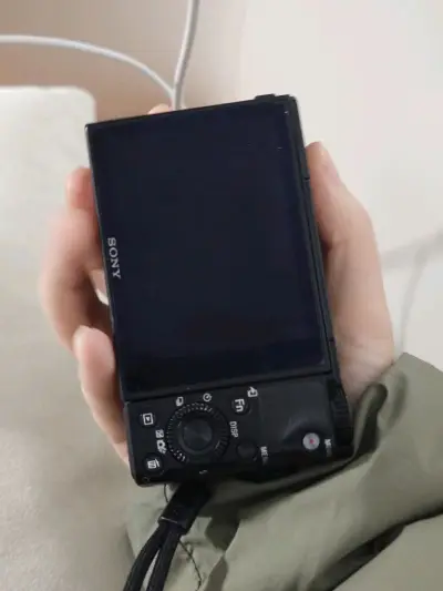 第一次买这么贵的数码相机，买了入库前拍照服务，拍的照片很全面，很清晰。快递走的EMS，几天就到了，索尼黑卡质感不错，我很喜欢。