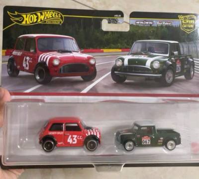 这套风火轮Mini双车套装太赞了！金属车身质感超棒，涂装细节拉满，红白红车和绿白皮卡的配色超经典，Real Riders轮胎手感也好，收藏把玩都合适！