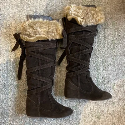 这次又淘到了几双美靴，成色很不错，很好的靴子，包装虽然简单但没有破损，总的来说是一次很不错的购物体验，期待下一次～