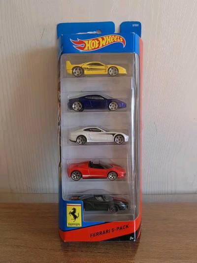 这套风火轮法拉利五车组太香了！经典车型全涵盖，配色亮眼质感在线，红黑白黄黑各有韵味，法拉粉闭眼冲，摆柜直接凑齐超跑阵容！