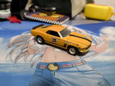 这款黄色赛车模型质感超赞！车身涂装细腻，15号标识和条纹细节拉满，金属车身手感扎实，摆柜收藏颜值直接拉满，太爱了！