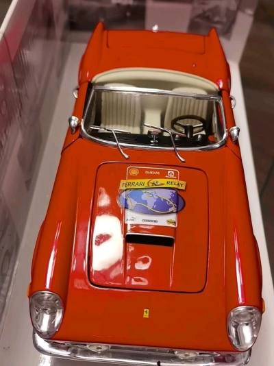 这款法拉利复古敞篷模型太惊艳了！红漆光亮如镜，车身贴标和内饰细节复刻超精准，收藏级做工质感拉满，摆柜瞬间提升格调！