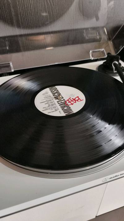 在挖煤姬平台，购买迈克尔·杰克逊《Bad》黑胶的体验可谓惊喜连连。

从下单起，物流信息更新及时，包裹跨越重洋后，其外箱坚固、内衬厚实，完美守护了唱片。打开后，品相远超预期，封面色彩鲜艳如新，唱片本身洁净无瑕。上机试听，音质醇厚饱满，低频有力，每一处细节都让人仿佛重...