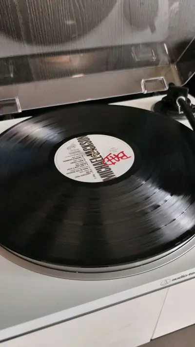 在挖煤姬平台，购买迈克尔·杰克逊《Bad》黑胶的体验可谓惊喜连连。

从下单起，物流信息更新及时，包裹跨越重洋后，其外箱坚固、内衬厚实，完美守护了唱片。打开后，品相远超预期，封面色彩鲜艳如新，唱片本身洁净无瑕。上机试听，音质醇厚饱满，低频有力，每一处细节都让人仿佛重...