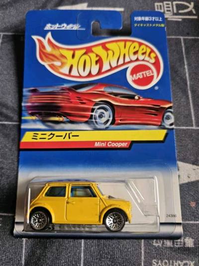 这款风火轮Mini Cooper车模太赞了！黄色车身配色经典，细节还原到位，漆面光滑无瑕疵，做工扎实，老款卡版收藏感拉满，性价比绝了！