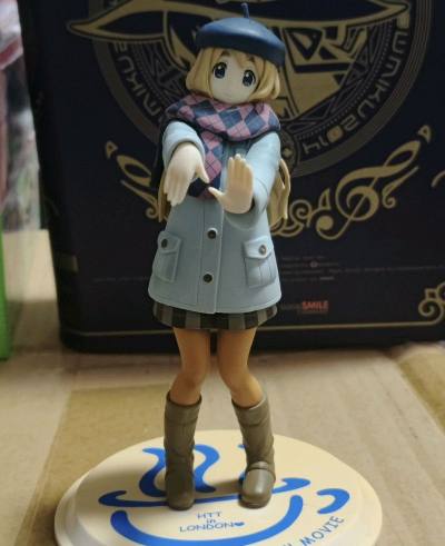 终于收到了心心念念的mugi，开箱的那一刻觉得值了。它完美还原了我心目中的形象，看着它就想起了动画里的剧情。这手办真的是我的精神寄托，太喜欢了。