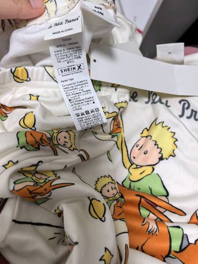 每次收货都有种拆礼物的感觉，而且不过瘾给，想要再买点东西的冲动。顶着这份冲动来做一次分享，顺便许个小愿望：
这次买的儿童内衣，因为卖家描述没有写材质，而软件留言没有问材质的选项，所以买到手才发现是聚酯纤维。所以希望软件留言可以加个材质的选项。