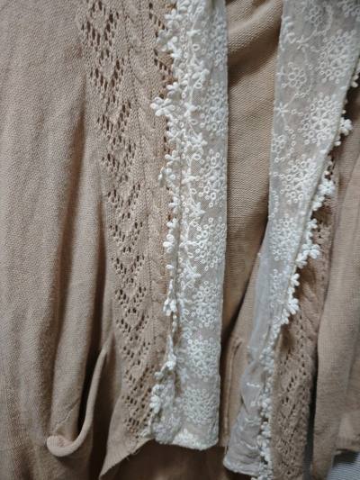 这次在挖煤姬买了好几件衣服，其中最喜欢的是这个地球音乐的蕾丝开衫，颜色是肉粉色的很好看，蕾丝也很精致，帽子里面也有，轻薄穿着舒服，还有口袋很实用，可以开春穿，物流也很快，好评好评！！！