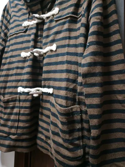 这次在挖煤姬买了好几件衣服，都很满意，其中这个条纹牛角扣外套很好看，适合春秋穿，面料舒服，穿着很有风格，还有口袋和帽子，非常的实用，期待春天穿上，物流也很快，好评好评！！！