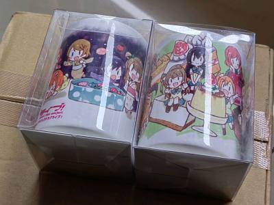 终于买到了lovelive古早马克杯，虽然EMS邮费比本体还贵? 但是东西很完好也没有缴税丝滑过关，12月的奇迹终于降临在我身上了(◦˙▽˙◦)