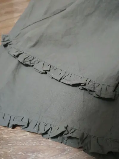 这次在挖煤姬买了好几件衣服，其中最喜欢的是这个棉麻的阔腿裤，是sm2的，料子非常好，腰围松紧有抽绳，裤脚有花边，简单又有点小设计，我喜欢宽松的衣服，这个穿着很舒服，物流也很快，好评好评！！！