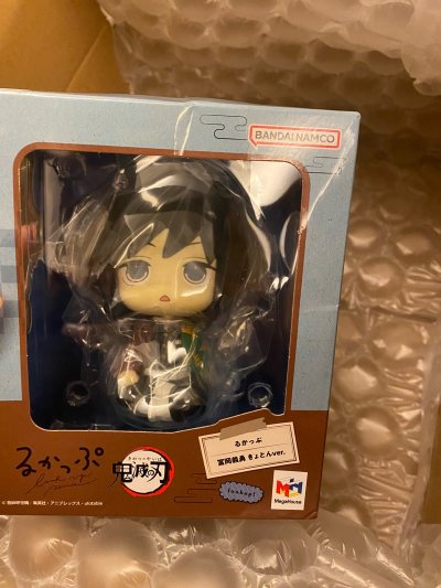 当得知在挖煤姬购买的包裹即将到达时，心中满是期待。每天都在关注物流信息，想象着专辑的样子。终于收到包裹的那一刻，那种惊喜难以言表。从包裹的外观来看，它被包装得很仔细，外层的纸盒没有明显的破损，这显示出卖家的用心。打开包裹，果然！太完美了