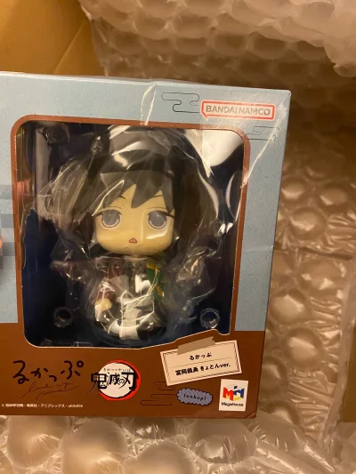 当得知在挖煤姬购买的包裹即将到达时，心中满是期待。每天都在关注物流信息，想象着专辑的样子。终于收到包裹的那一刻，那种惊喜难以言表。从包裹的外观来看，它被包装得很仔细，外层的纸盒没有明显的破损，这显示出卖家的用心。打开包裹，果然！太完美了