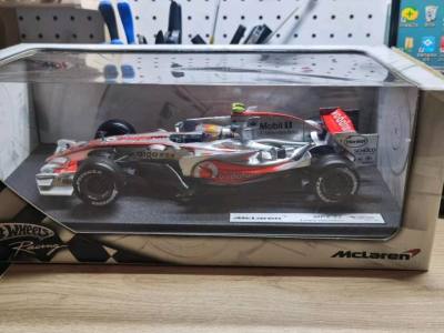 车模细节拉满！迈凯伦MP4-22的涂装还原度超高，汉密尔顿的座驾细节刻画到位，连赞助商logo都清晰可见，做工太赞了！