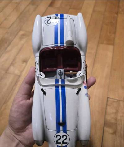 这款22号经典赛车模型太惊艳了！白蓝涂装还原度拉满，漆面光滑细腻无瑕疵，合金车身沉甸甸超有质感，内饰和车身标识细节刻画精准，摆柜收藏简直完美！