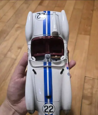 这款22号经典赛车模型太惊艳了！白蓝涂装还原度拉满，漆面光滑细腻无瑕疵，合金车身沉甸甸超有质感，内饰和车身标识细节刻画精准，摆柜收藏简直完美！