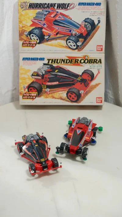 年末啦，来个年末好物分享，看看淘到的四驱车
这两盒都是来自万代bandai于1988年出品
质量扎实，一台是飓风之狼，一台是眼镜蛇
刚好打包一起发货，包装很给力，收到跟新的一样