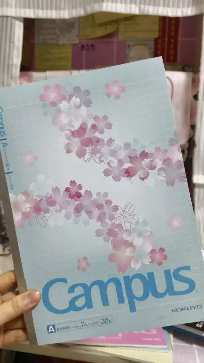 国誉本子开箱太惊喜了！简约耐看的封面质感超棒，无论是柔肤款的细腻触感还是经典的款式，都戳中审美点。内页的Campus纸真的绝，用钢笔、中性笔写都丝滑不洇墨，荧光笔标记也不会透到背面，180度平摊的设计写字完全不硌手，无线装订款撕页还平整不毛边，日常记笔记、整理错题都...