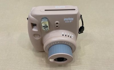 这款富士拍立得相机真的太戳心啦～香槟粉机身轻盈又精致，圆润造型握在手里手感超棒，浅蓝镜头装饰和挂绳设计更添俏皮感～操作傻瓜式，对焦、快门一气呵成，连摄影小白也能轻松上手～拍出的照片色彩柔和、细节清晰，复古氛围感直接拉满～不管是记录日常小确幸，还是和朋友拍合照，它都能...