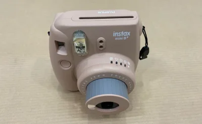 这款富士拍立得相机真的太戳心啦～香槟粉机身轻盈又精致，圆润造型握在手里手感超棒，浅蓝镜头装饰和挂绳设计更添俏皮感～操作傻瓜式，对焦、快门一气呵成，连摄影小白也能轻松上手～拍出的照片色彩柔和、细节清晰，复古氛围感直接拉满～不管是记录日常小确幸，还是和朋友拍合照，它都能...
