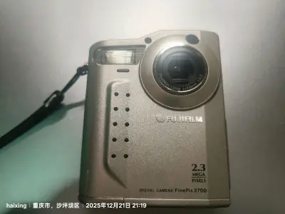 这次入手了2台拍立得，2台CCD和一套胶片相机，还有一些相纸
两台CCD分别是mini10和mini20，都是从个人卖家那里入的，虽然卖家说没有拿电池确认过状态，但是都是功能完好的，成色也非常新
两台CCD是拍卖买的，均价不到50RMB，非常划算，很有年代感很复古，...