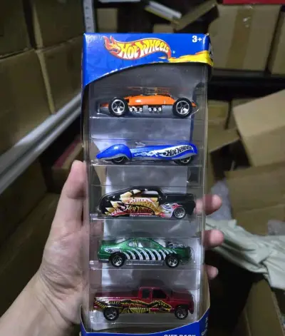 这套风火轮五辆装太值了！每辆车的涂装都超有特色，车身线条流畅，轮毂细节精致，礼盒包装完好无破损，不管收藏还是把玩都超合适，性价比拉满！