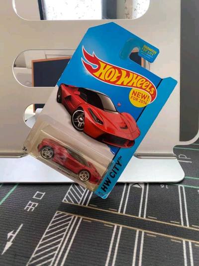 这款风火轮法拉利车模太惊艳了！经典红漆色泽正，车身线条还原度超高，2014款卡版保存完好无折痕，轮毂细节精致，法拉利粉收藏必入！