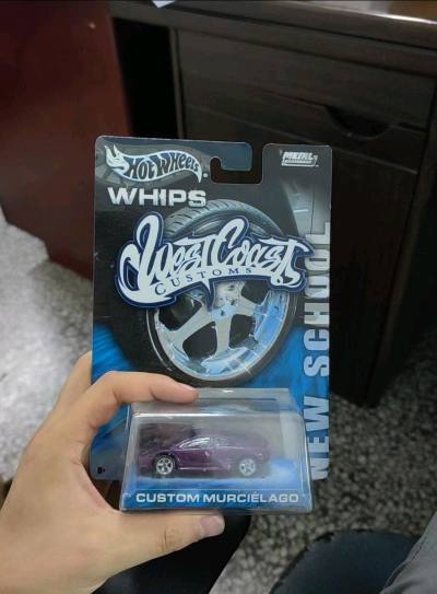 这款风火轮兰博基尼蝙蝠定制款太绝了！紫色漆面质感超赞，车身线条还原度拉满，卡版完整无破损，绝版联名款的收藏价值直接拉满，太爱了！